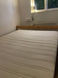IKEA-säng Neiden 160 × 200 cm med madrass