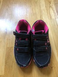 Skor stl 35 bortskänkes