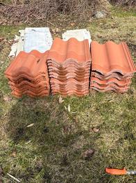 Bortskänkes ca 70 Takpannor tegel röd