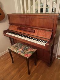 Akustiskt upprätt piano med pianopall trä