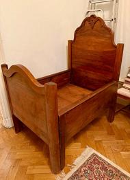 Antik växasäng i trä