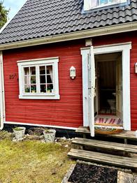 Rött trähus skänkes mot nedmontering o bortförsel