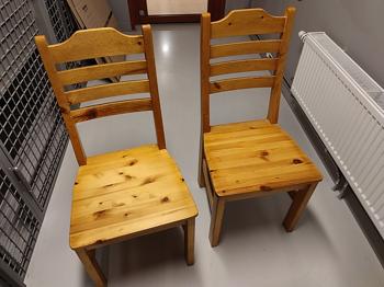 2 st enkla trästolar - BORTSKÄNKES