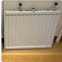 Vit vattenburen radiator element bortskänkes