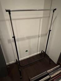 Klädeshängare på hjul bortskänkes