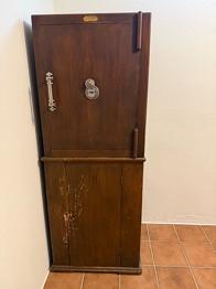 Stort och tungt kassaskåp bortskänkes