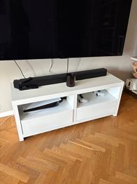 Bortskänkes vit Mediabänk / TV-bänk