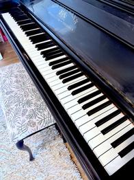 August Hoffman piano  bortskänkes mot avhämtning