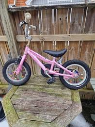 Barncykel bortskänkes.