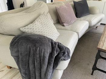 Hörnsoffa bortskänkes, 1 trasigt ben i mitten men går att använda