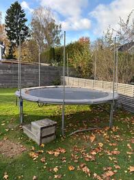 Studsmatta bortskänkes