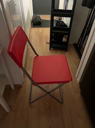 Röd fällstol i plast