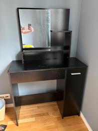 Svart sminkbord med spegel. Gratis. Bortskänkes