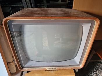 En gammal Dux TV skänkes eller bud