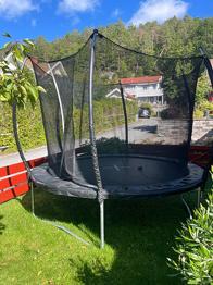 Studsmatta bortskänkes