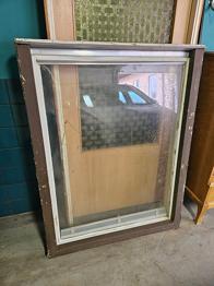 Bortskänkes fönster med karm