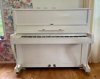Vitmålat piano bortskänktes mot avhämtning