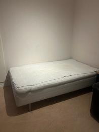 IKEA säng med resårmadrass vit