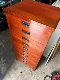 Hög byrå med många lådor