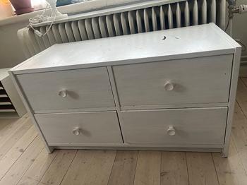 Bortskänkes - lite färg och den är som ny! Byrålåda