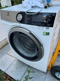 Söndrig - bortskänkes - Husqvarna 8000 Series Lavamät frontmatad tvättmaskin vit
