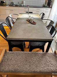 Bortskänkes Matbord i betong och smidesjärn