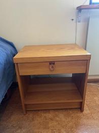 Sängbord trä med låda och hylla