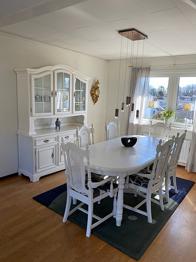 Fint möblemang till matsal bortskänkes