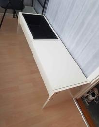 Skänk med blomster låda IKEA bänk med inbyggd svart Låda Bortskänktes Gratis 🆓