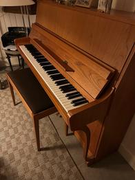 Piano + pall skänkes
