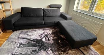 Svart 3-sitts soffa med fotpall