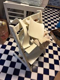 Stokke barnstol med slitage skänkes