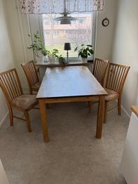 Skänkes Matgrupp träbord med fyra stolar trä beige sits