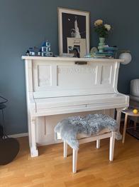 Vitt akustiskt piano bortskänkes