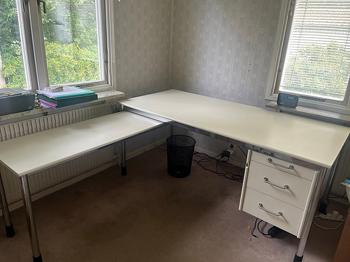 Vitt hörnskrivbord med utdragbar del samt lådor
