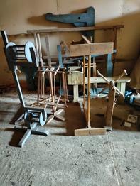 Inkomplett vävstol och annat