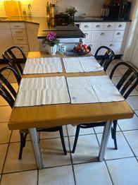 Ekbord med 4 stolar bortskänkes mot avhämtning