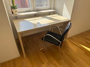 Skrivbord med stol - BORTSKÄNKES