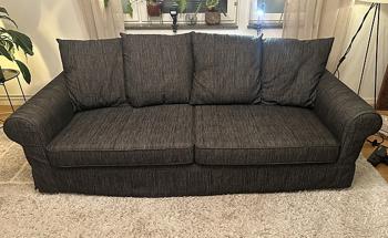 Soffa bortskänkes mot avhämtning - Mått (bredd/djup/höjd): ca 220 x 950 x 700 cm