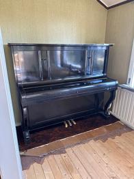 Wagner piano svart BORTSKÄNKES