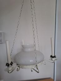 Gammal taklampa med ljus och el.