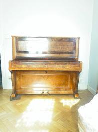 Piano upprätt akustiskt trä brun