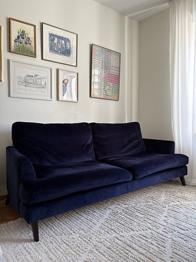 Mörkblå sammetssoffa BORTSKÄNKES