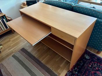 Bortskänkes: Skrivbord / datorbord med utdragsskiva och hyllplan