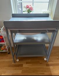 bortskänkes Skötbord