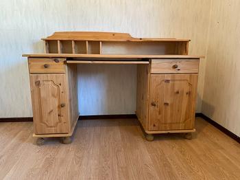Skrivbord och skåp bortskänkes