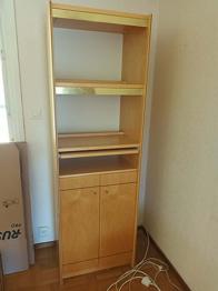 Hylla med skåp och utdragbar skiva som skrivbord