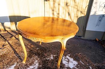 Äldre högt runt bord skänkes mot avhämtning