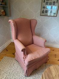 Rutig fåtölj bortskänkes