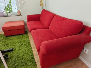 Bäddsoffa med utdragbar säng under (2 pers kan sova) och siffpuff.